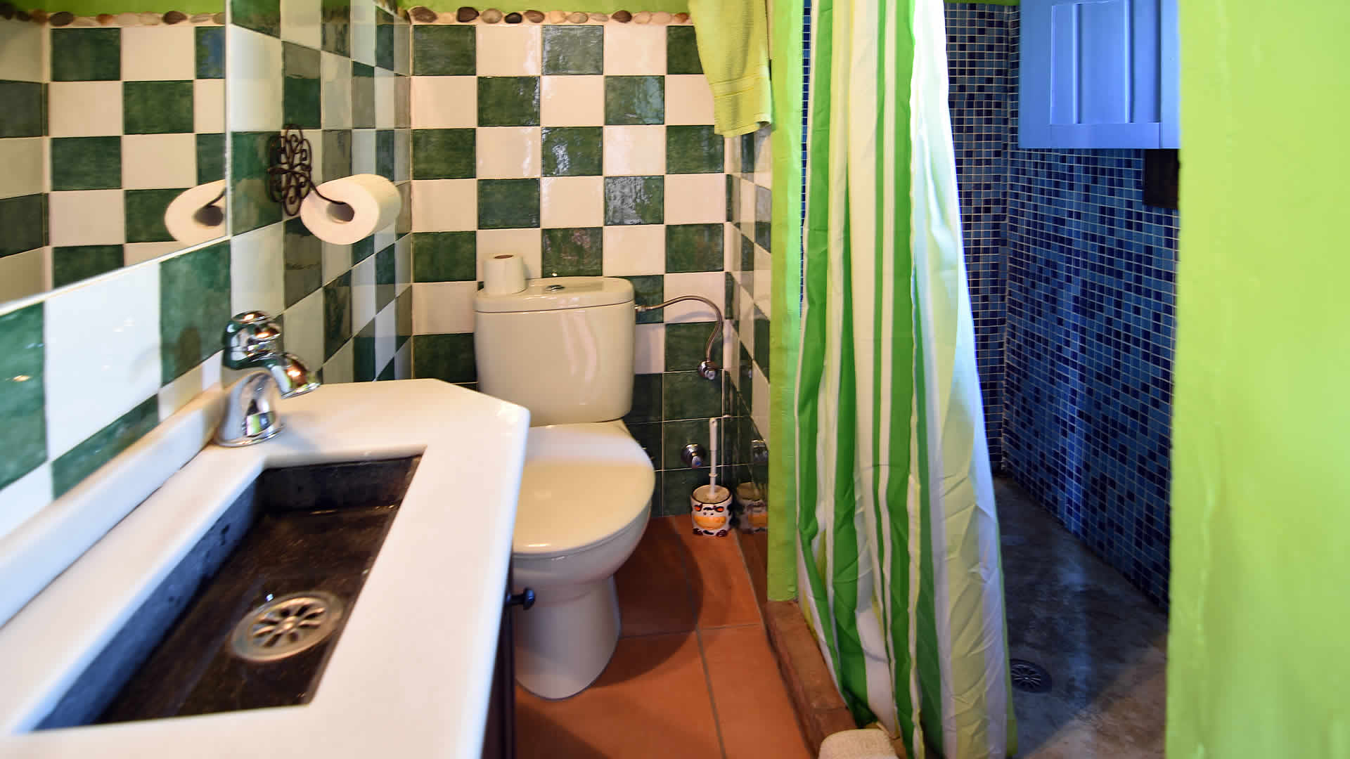 Salle de bain avec douche