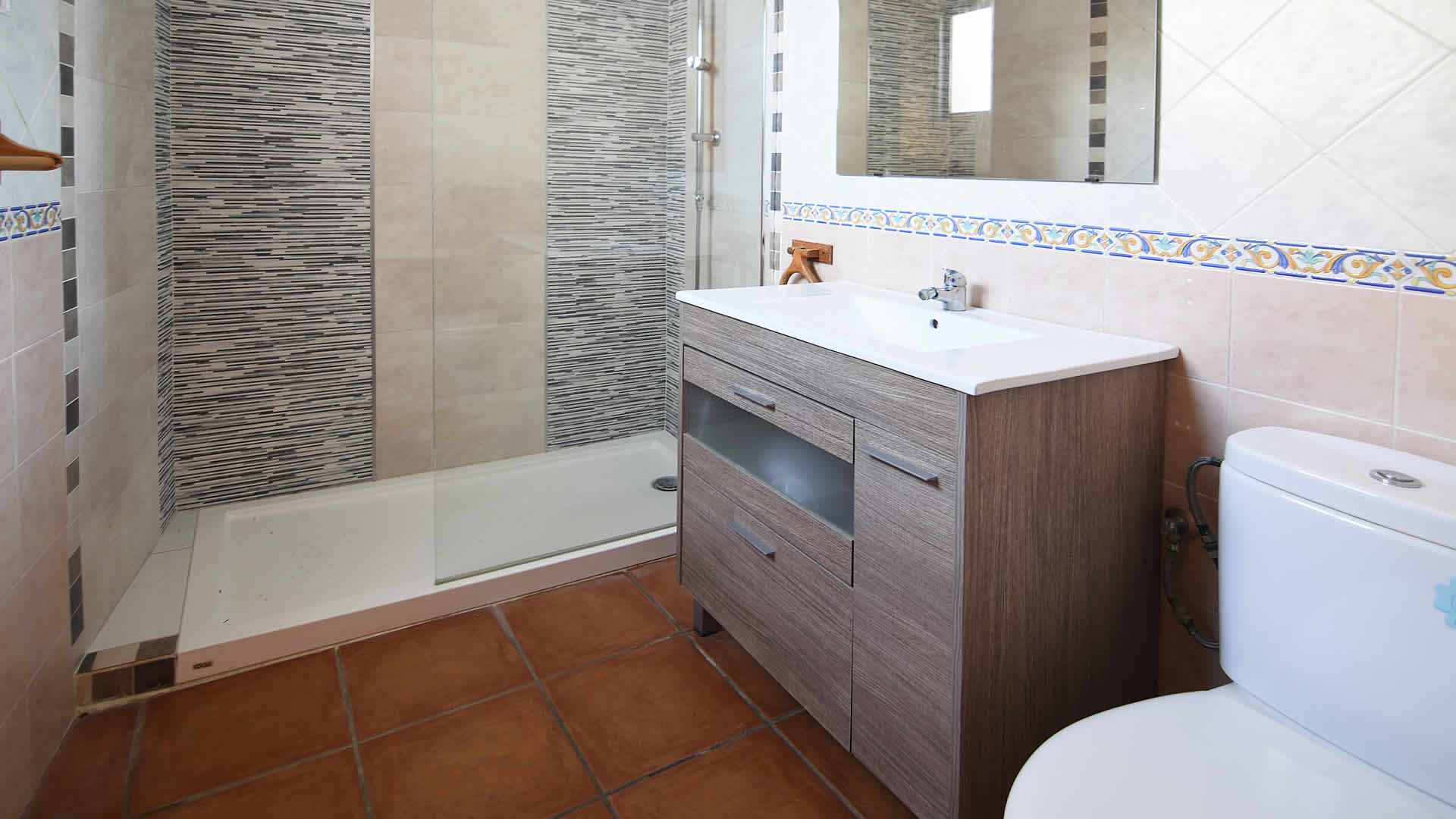 Salle de bain avec douche