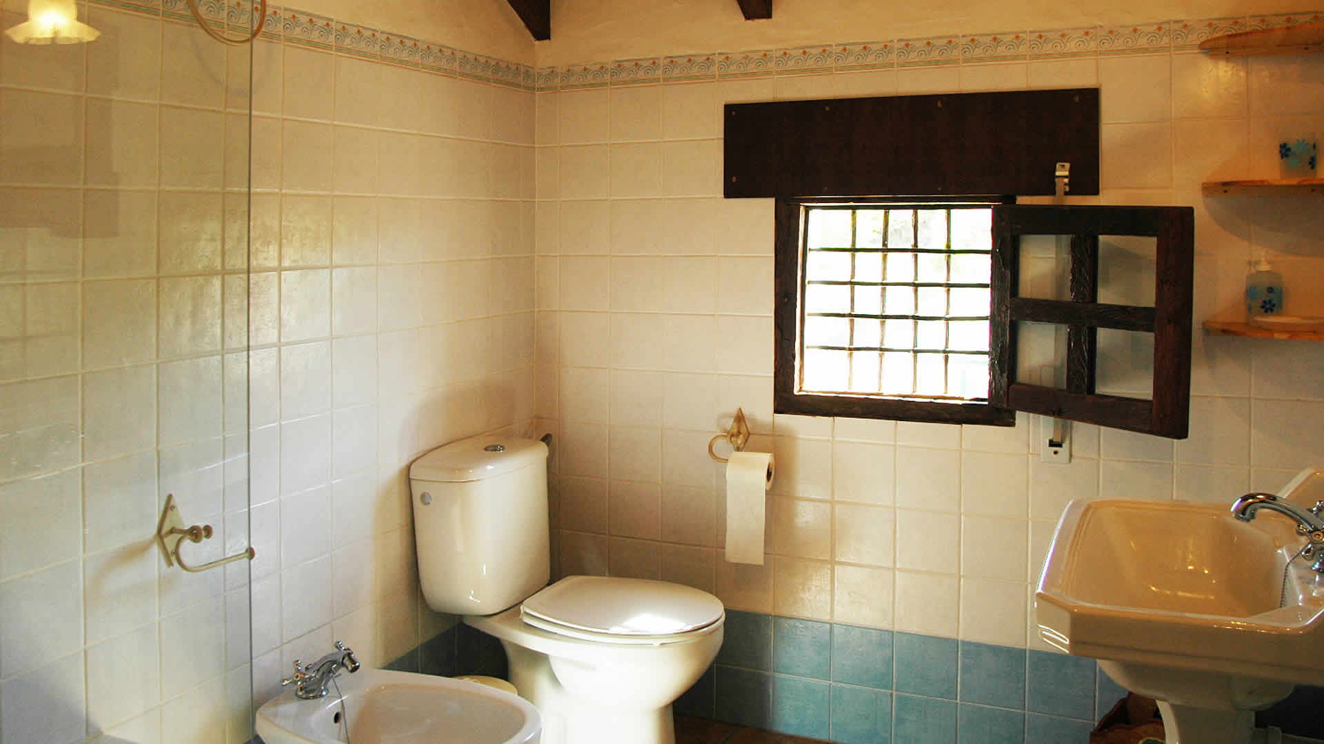 Salle de bain avec douche